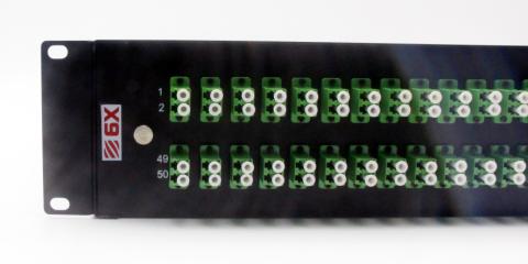 19" Panel LC/APC 2HU monteret med 48x adaptorer DX, 48x pigtail rød 48x pigtail grøn G.657A1, Grade B